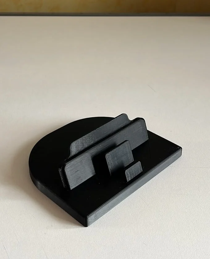Base negra del Stand 3 Desk con tarjetero frontal